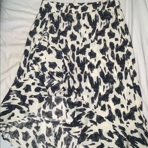 Mid skirt with a long slit